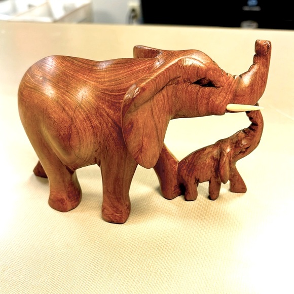 Elephant with baby-Hand Carved - Picture 2 of 11